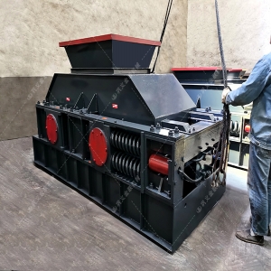 1000x700中型半自動液壓對輥破碎機(jī)發(fā)貨圖片