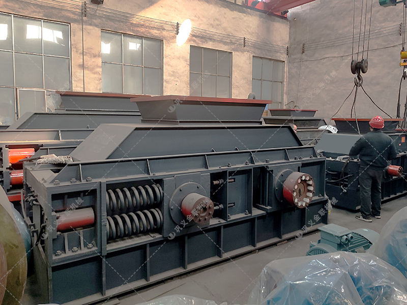 單臺大型對輥破碎機發貨 發往內蒙古