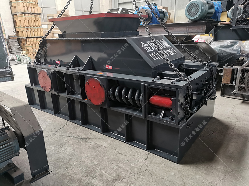 花崗巖制成沙子用對輥制沙機還是沖擊制砂機，哪個好用？