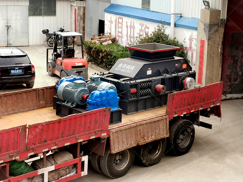 花崗巖制成沙子用對輥制沙機還是沖擊制砂機，哪個好用？