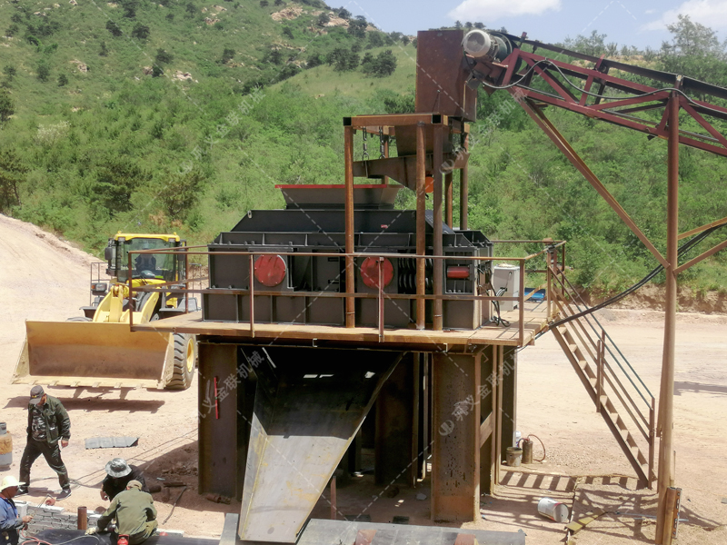 花崗巖制成沙子用對輥制沙機還是沖擊制砂機，哪個好用？